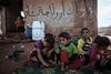 Civilbefolkningen er kommet alvorligt i klemme under kampene mellem regimet og oprørerne. Hidtil har historierne om humanitær krise handlet om de internt fordrevne – som børnene her. Nu fortæller rapporterne om sult i Syriens hovedstad, Damaskus. Foto: AP