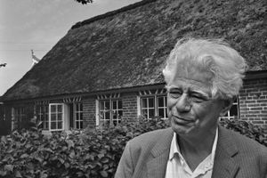 Den socialdemokratiske politiker Julius Bomholt var for 60 år siden den første minister for kulturelle anliggender. Han lagde de første store linjer til velfærdsstatens kulturpolitik - som ikke alle var lige enige i. Og stadig er der en fortsat kamp om, hvad kultur egentlig er for en størrelse. Arkivfoto: Jens Glargaard.