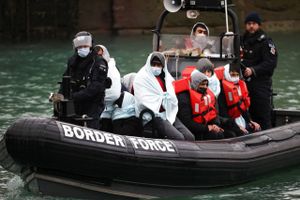 Franske marinefartøjer og redningsbåde reddede migranter på vej mod Storbritannien. 