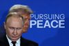 USA's præsident, Donald Trump, og Ruslands præsident, Vladimir Putin, holder en pressekonference efter deres møde for at forhandle en afslutning på krigen i Ukraine på Joint Base Elmendorf-Richardson i Anchorage, Alaska, USA, den 15. august 2025. REUTERS/Jeenah Moon TPX IMAGES OF THE DAY