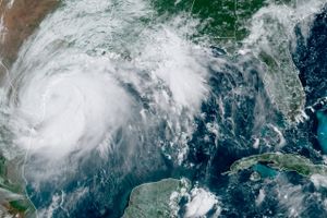 Texas' guvernør har udpeget 32 amter som katastrofeområder, mens der advares om potentielt dødelig stormflod.