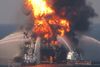 Slukningsfartøjer omkring den brændende ”Deepwater Horizon”, der var anledning til den største oliekatastrofe nogensinde.