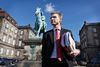 »De ønsker alle, at Danmark skal så tæt på kernen af EU som muligt. Jeg kan jo blot minde om, at regeringen så sent som i mandags sagde klart nej til at indgå i en kvotefordeling af flygtninge i EU. Men efter en armvridning skiftede de i torsdags mening,« sagde Dansk Folkepartis formand Kristian Thulesen-Dahl