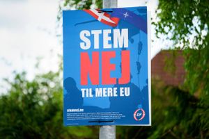 Forud for folkeafstemningen om at afskaffe det danske EU-forsvarsforbehold har ingen af partierne bag folkeafstemningen skrevet "EU" på deres valgplakater. Det skaber tvivl hos vælgerne, mener Enhedslisten. 