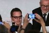 Cannes festival-direktør Thierry Fremaux læser et brev fra skuespiller Ryan Gosling, som ikke kunne være til stede ved pressemødet. Til venstre Kristen Scott Thomas og Nicolas Winding Refn.