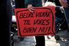 Flere tusind mennesker var samlet tildemonstration på grund af mangel på pædagoger i landets daginstitutioner.De ønsker flere hænder. Der var demonstrationer i næsten 60 byer landet over, her i København, hvor omkring 10.000 børn og forældre var mødt op.