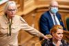 Inger Støjberg og Pia Kjærsgaard (DF) under møde i Folketingssalen, hvor der stemmes om, hvorvidt Inger Støjberg er værdig til at sidde i Folketinget efter rigsretsdommen, tirsdag den 21. december 2021.. (Foto: Mads Claus Rasmussen/Ritzau Scanpix)