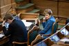 Miljø- og fødevareminister Eva Kjer Hansen deltog i behandlingen af sit eget lovforslag, selvom et flertal i Folketinget har udtrykt mistillid til hende og kræver hendes afgang.