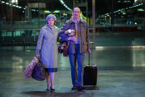 Olivia Colman og David Thewlis er fremragende i den britiske miniserie ”Landscapers”, der er baseret på en sand historie.