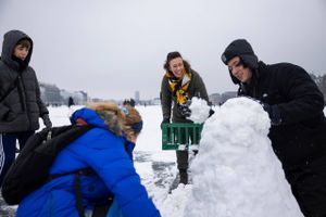 Reportage fra søerne i København. Er corona-restriktionerne stadige rimelige set i lyset af de lave smittetal?Lisa Pind i grøn termojakke. Foto: Gregers Tycho  