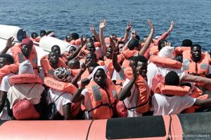 Da migranterne fandt ud af, at de skulle sejles tilbage til Libyen, gjorde de oprør.