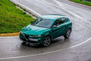 Alfa Romeo Tonale er første nyt fra Alfa i seks år. Bilen skal markere et skifte til fuld elektrisk drift. Vi tog en tur i SUV’en, der først næste år kommer i en afgiftsvenlig plug-in-hybrid med væsentlig flere kræfter.