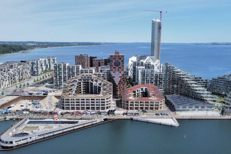 Nedgang i boligmarkedet har også ramt Danmarks højeste hus. Nybolig-mægler glæder sig til en pause i udbuddet af nye lejligheder på Aarhus Ø.