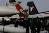 Besætningen på USS George H.W. Bush i et roligt øjeblik. Det er jagerfly fra bl.a. dette flådefartøj, der har fløjet missioner over Irak.