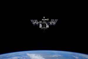 Tre Nasa-astronauter og en tysk astronaut fra ESA flyver tilbage til Jorden i en SpaceX Dragon-rumkapsel.