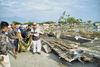 Et tsunami-offer bliver båret Palu på øen Sulawesi i Indonesien. Foto: Rifki/AP