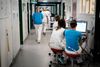 Mundbind og coronapas kan være løsningen på en uheldig kombination med et svækket syghusvæsen og stigende indlæggelsestal ifølge professor i virologi ved Københavns Universitet Allan Randrup Thomsen. Arkivfoto:Emil Agerskov