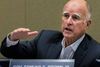 Californiens guvernør, Jerry Brown, har netop underskrevet en lov, der gør det muligt at sætte kryds ved 'ikke-binær' i stedet for mand eller kvinde i officielle dokumenter. Foto: Damian Dovarganes