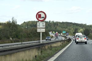 Civilklædte politifolk udgav sig for at være våbenhandlere på rasteplads på Østjyske Motorvej.