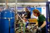Den fynske virksomhed Juliana, der producerer drivhuse til haver og hobbybrug, har en del af sin produktion i England og Kina og har både danske og udenlandske medarbejdere. Står det til EU-Kommissionen skal alle ansatte i EU-lande have de samme rettigheder. Foto: Finn Frandsen/Polfoto