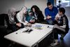 Under Jyllands-Postens besøg på Vejle Privatskole var eleverne ved at sætte sig ind i, hvad der skete under Enevælden. Fra venstre er det Sena Haci, Gulbeyza Aytac, Rama Ahmed, Haja Ahmed og Talha Cevirici sammen med deres lærer, Adnan Brnjak. Foto: Sebastian Buur Gunvald