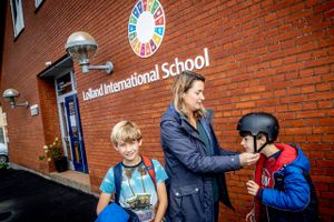 Den første engelsksprogede, internationale folkeskole har slået dørene op for elever. Men hvad laver den i en by med 5.700 indbyggere, og kan en skole undervise i det danske samfund på engelsk? 