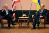 Vicepræsident Joe Biden (tv.) har under besøget i Ukraine givet sin fulde støtte til premierminster Arsenij Jatsenjuk og hans regering og desuden givet tilsagn om levering af militær isenkram til de ukrainske tropper.