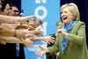 Hillary Clinton har meget at smile ad for tiden. Den seneste uges tid har de fleste meningsmålinger peget på, at hun for alvor trækker fra Donald Trump frem mod valget i november. Foto: Andrew Harnik/AP