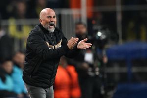 Jorge Sampaoli blev tirsdag fyret som træner i den spanske fodboldklub Sevilla efter svingende resultater.