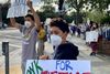 Nana Chancellors sønner – Sebastian på 16 år (tv.) og Oliver på 13 år – havde lavet deres egne skilte, da de i weekenden deltog i en protest i Palo Alto, Californien, mod den sorte mand George Floyds død i Minneapolis, Minnesota. »Det er ikke normalt at slå ihjel,« står der på Sebastians skilt. »Dyt for retfærdighed,« står der på Olivers – en opfordring til bilisterne, der kørte forbi. Privatfoto