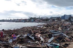 Antallet af døde stiger fortsat, efter at en tyfon ramte Filippinerne torsdag. Endnu flere er kvæstet.