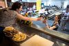 På Papirøen i København ligger Copengaen Street Food - et madmarked, der er blevet en stor succes med næsten en mio. besøgende i år. Og nu kan aarhusianske madører glæde sig til, at et ligenende koncept kommer til byen. Aarhus Street Food bliver en ralitet i april 2016.