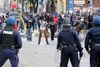 Unge demonstranter over for politiet efter begravelsen af Freddie Gray in Baltimore. Foto: Jerry Jackson/AP