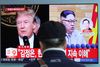 En sydkoreansk mand ser på en tv-skærm, som viser Nordkoreas leder Kim Jong-un og USA's præsident Donald Trump. Nu skal de to mødes. Foto: AP/Ahn Young-joon