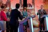Fra forgrund til baggrund ses Labour’s Ed Miliband, Plaid Cymru’s Leanne Wood, Green Party’s Natalie Benneth, Scottish National Party’s Nicola Sturgeon og UKIP’s Nigel Farage i valg-debat.