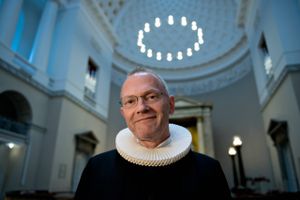 Efter 40 år som præst og domprovst går den til tider kontroversielle debattør Anders Gadegaard på pension. Vi har talt med ham om smukke kirker, danskernes forhold til folkekirken og kontroversiel kirkekunst.