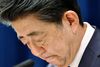Premierminister Shinzo Abe meddelte fredag, at han vil træde tilbage på grund af kronisk betændelse i tyktarmen, som er blevet værre. Foto: Kyodo/Reuters