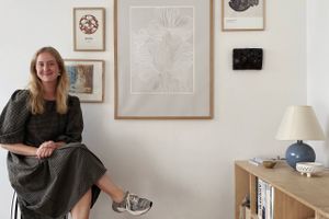 For 27-årige Søs Sophia Maigaard i Herning er det genbrugsfund, hjemmebyggede møbler og ikke mindst farver, der giver hjemmet personlighed. Men nu er hun faktisk begyndt at male væggene i det lille rækkehus hvide igen. 
