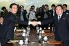 Lederne af de koreanske forhandlingsdelegationer giver hånd inden det historiske møde i våbenhvilebyen Panmunjom på demarkationslinjen. Til venstre Sydkoreas genforeningsminister, Cho Myung-Gyun. Til højre lederen af Nordkoreas agentur for inter-koreanske relationer, Ri Son-Gwon. Foto: Xinhua News Agency / eyevine