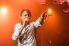 »Det er lige meget, hvor mange gange man sparker os ned. Vi kommer altid tilbage«, sagde frontmand Brett Anderson under aftenens koncert. Foto: Edv / Splashnews.com