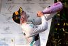 Valtteri Bottas tager sig en tår champagne efter sejren i Melbourne. Den lilla farve på flasken signalerer, at han kørte den hurtigste omgang. Foto: William West/AFP/Ritzau Scanpix