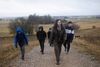 Selv om mandagens skoledag i 7. klasse på Absalonskolen i Holbæk foregik udendørs og med behørig afstand, mødte alle nytestede frem. Foto: Gregers Tycho