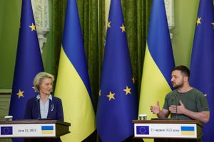 Von der Leyen er på sit andet besøg hos Zelenskyj i Kyiv med et løfte om et første svar fra EU inden længe.
