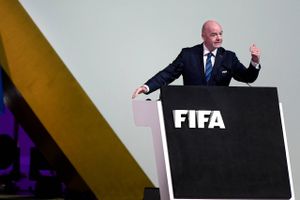 Præsidenten i Fifa opfordrer de 32 VM-nationer til at undlade politisk og ideologisk kamp under slutrunden.