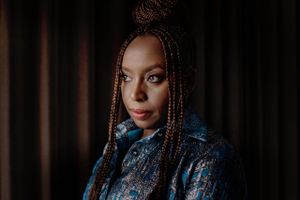 Chimamanda Ngozi Adichie har ikke slettet sin fars telefonnummer fra mobilen, selv om han har været død i to år. Den nigerianske stjerneforfatter kæmper stadig med at komme sig over tabet af den mand, der havde kendt hende hele livet. Og som hun kunne læne sig opad, når tilværelsen drillede. 