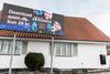 Lysskærmen er sat op foran komikerens bolig på Gammel Køge Landevej. Den vender ud mod vejen, og politiet har henvist til færdselsmæssige årsager, når det har bedt om at få reklameskiltet fjernet. Foto: Ida Marie Odgaard/Ritzau Scanpix