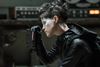 Lisbeth Salander (Claire Foy) bliver overtalt til at hacke en softwareudviklers computerprogram, der vil give adgang til alverdens atomvåben. Foto: Reiner Bajo/UIP