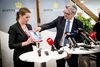 Mette Frederiksen (S) gav Søren Pind (V) en udgave af Grundloven, så han kunne få læst lidt op, inden arbejdet i Justitsministeriet for alvor begynder. En sherifstjerne blev det også til.