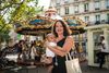 30-årige Kelly Simon er en af kræfterne bag den populære franske hjemmeside "Paris, je te quitte" (Paris, jeg forlader dig, red.), der hjælper parisere, som ønsker at flytte ud af den franske hovedstad. Her står hun med sin fire måneder gamle søn William på armen. Foto: Anne Hollande/Hans Lucas