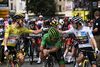 Jonas Vingegaard (th.) er blevet en af hovedpersonerne under sin Tour de France-debut. Her hilser han på Tadej Pogacar henover den firedobbelte etapevinder Mark Cavendish. Foto: Anne-Christine Poujoulat/AFP